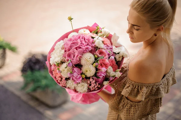 Vista de alto ângulo na mulher com buquê de flores brancas e rosa em suas mãos — Fotografia de Stock