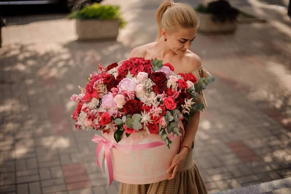 Vista della donna con la disposizione dei fiori in scatola nelle sue mani — Foto Stock