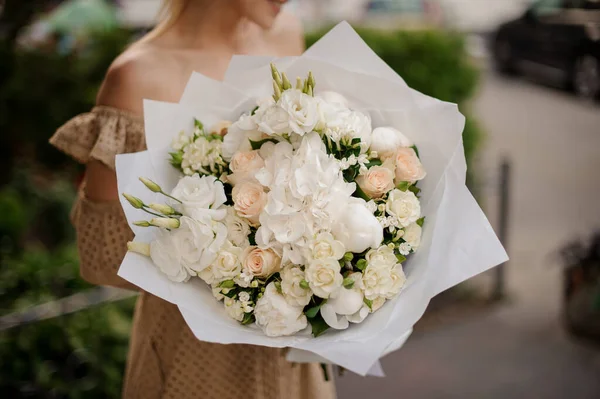 Great view of luxury bouquet of different white flowers in hands of woman — Stock Photo, Image