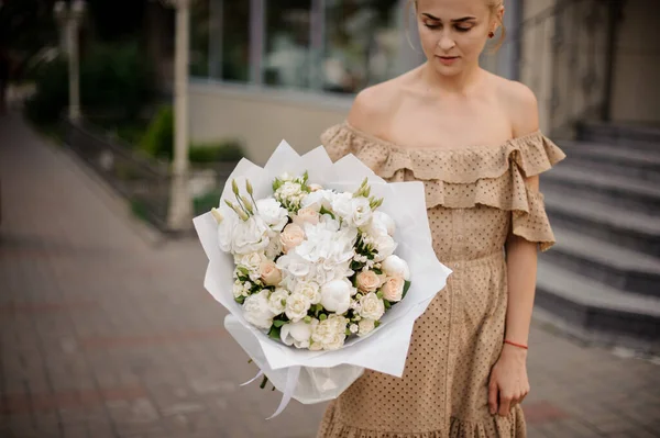 ช่อดอกไม้หรูหราที่สวยงามของดอกไม้สีขาวที่แตกต่างกันในมือของผู้หญิง — ภาพถ่ายสต็อก