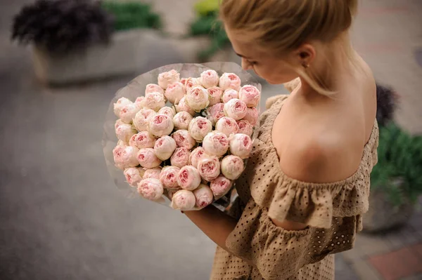 Vista de ángulo alto de delicado ramo de flores de peonía de color rosa claro en manos de la mujer —  Fotos de Stock