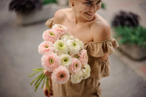 Vista di un grande mazzo di bellissimi e delicati fiori di crisantemo nelle mani delle donne — Foto Stock