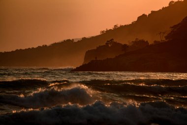 Manzarada güzel bir manzara Dağların siluetleri ile deniz ve gökyüzü.