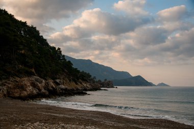 Beyaz bulutlar ve deniz suyu yüzeyi ile mavi gökyüzünün muhteşem manzarası
