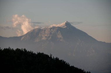 Sisli sabah panoramik dağ manzarası ve güzel mavi gökyüzü