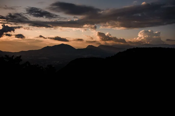 Fenséges hegyvidéki táj színes élénk naplementével a felhős égen, természet szabadtéri utazási háttér. — Stock Fotó