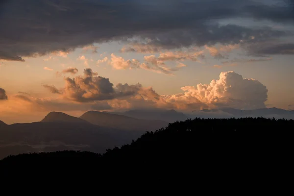 Vista do céu com grandes nuvens coloridas sobre a paisagem da montanha. Beleza na natureza. — Fotografia de Stock