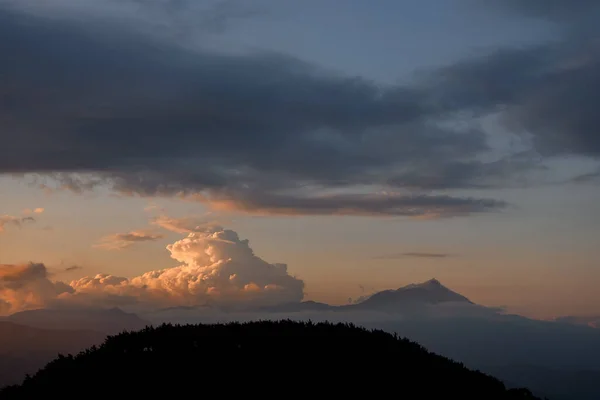 Hermosa vista del cielo con grandes nubes de colores sobre la silueta de la montaña. Belleza en la naturaleza. — Foto de Stock