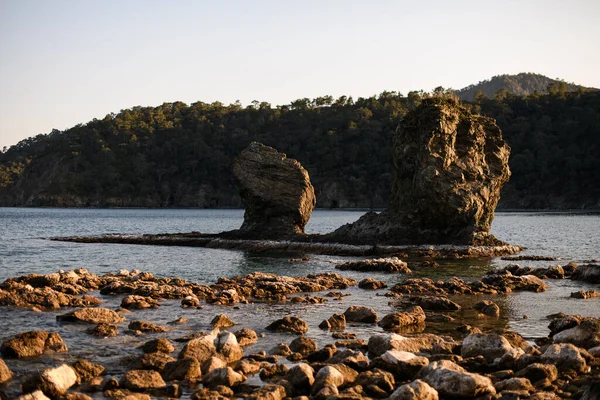 Vista di grandi belle pietre sulla costa del mare — Foto Stock