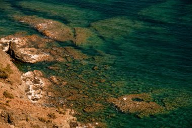 Kıyıdaki Akdeniz 'in berrak turkuaz sularının üst görüntüsü