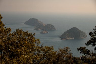 Üç adalı dağdan deniz manzarası harika.