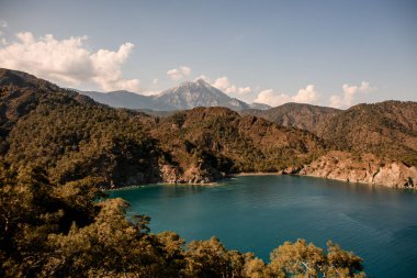 Körfez ve dağların güzel manzarası. Akdeniz kıyısı. Türkiye 'nin Doğası.
