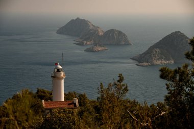 Türkiye 'de denize bakan deniz feneri manzarası ve Lycian Yolu' nda üç ada.