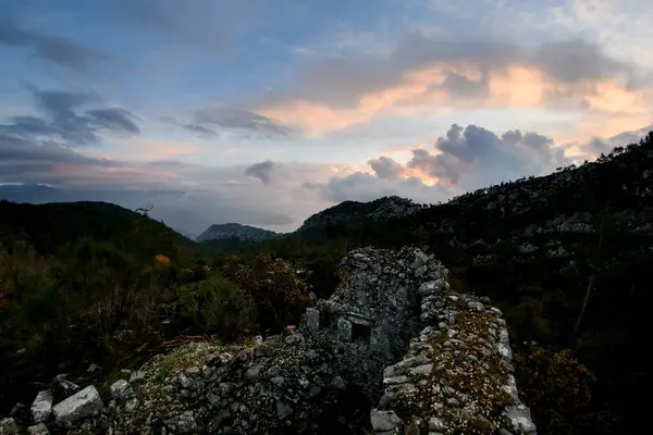 Csodálatos hegyvidéki táj. Kilátás sziklás hegyről a reggeli égre felhőkkel — Stock Fotó