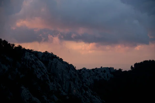 Vista majestosa sobre o céu e nuvens ao nascer do sol. Silhuetas escuras de montanhas ao amanhecer. — Fotografia de Stock