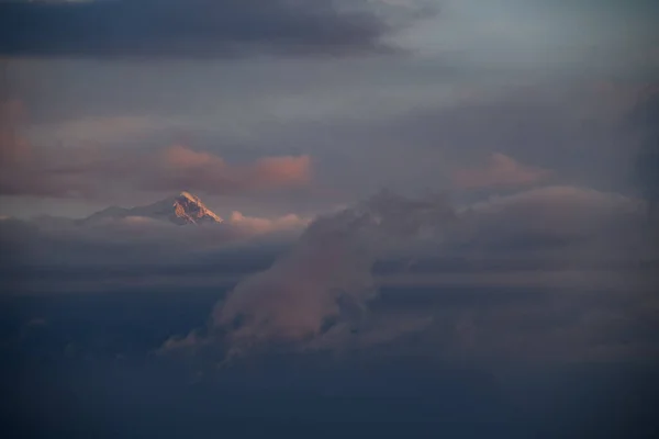 Vista majestosa no topo da montanha sob o céu da manhã com grandes nuvens brancas. — Fotografia de Stock
