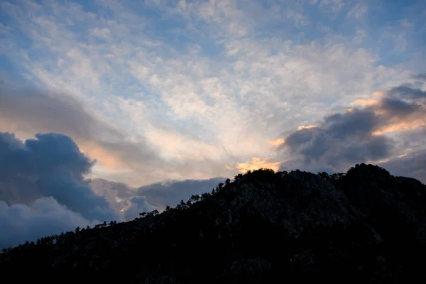 Increíble vista panorámica del paisaje nublado y las montañas — Foto de Stock