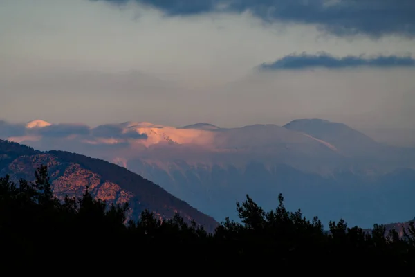 美丽的山景，多彩的阳光映衬在天空的云彩上，大自然在室外 — 图库照片