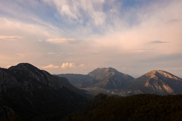 Espectacular vista matutina del cielo y el paisaje con montañas brumosas — Foto de Stock