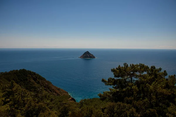 Vista di piccola isola di pietra nel mare Mediterraneo turchese — Foto Stock