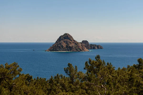 Bella vista della piccola isola di pietra nel mare Mediterraneo turchese — Foto Stock