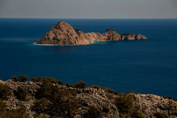 Meravigliosa vista dell'isola di pietra nel mare Mediterraneo turchese — Foto Stock