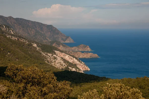 Grande scenario di baia e montagne. Costa mediterranea. Natura della Turchia. — Foto Stock
