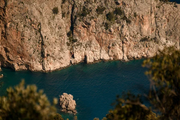 Vista ad alto angolo della baia con bella acqua di mare e roccia con alberi verdi — Foto Stock
