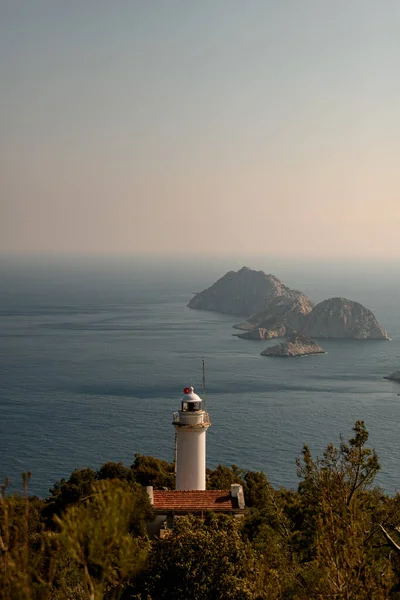 Prachtig uitzicht op de vuurtoren in Turkije met uitzicht op zee en drie eilanden op Lycian Way. — Stockfoto