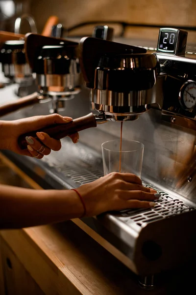 바리스타 인 여자가 커피 를 준비하는 직업적 인 커피 자판기 — 스톡 사진