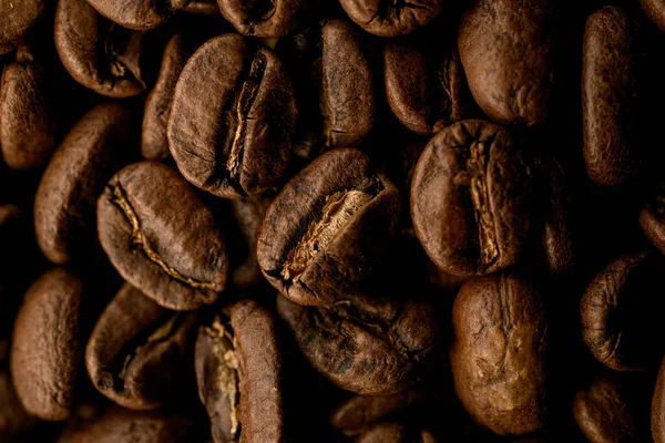 Close-up vista superior da bela composição de grãos de café torrados escuros aromáticos. — Fotografia de Stock