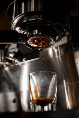Kahve makinesinde espresso yapmak Arabica kahvesinden tutacağı kullanarak.