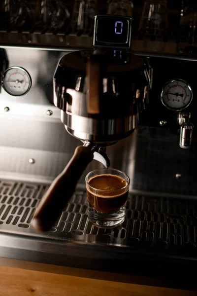 Verre avec café sur la surface en acier de la machine à café professionnelle moderne — Photo