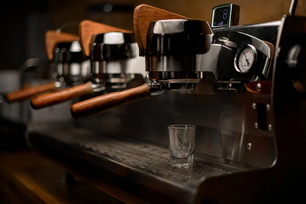 Vidrio vacío en la superficie de acero de la máquina de café profesional en la cafetería —  Fotos de Stock