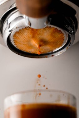 Sabah taze espresso damlaları ve güzel krema iskele filtresinden akıyor..