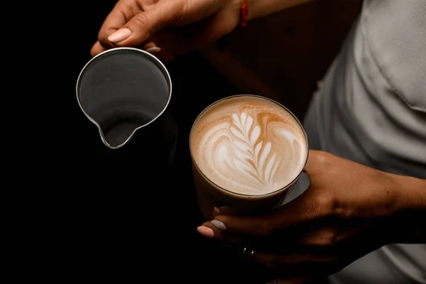 Kadın eli camında köpük desenli kahve içeceği manzarası — Stok fotoğraf