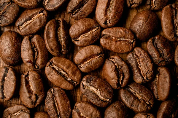 Close-up vista superior de belos grãos de café torrados aromáticos — Fotografia de Stock