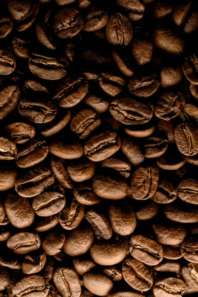 Vista superior sobre a composição de grãos de café torrados escuros. Pode ser usado como fundo. — Fotografia de Stock