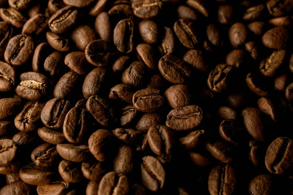 Vista superior sobre a composição de grãos de café torrados marrons. Pode ser usado como fundo. — Fotografia de Stock
