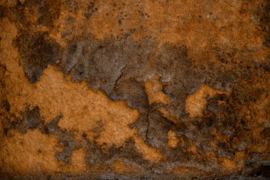 Bina duvarındaki eski sıva çatlaklarının yakın çekimi. Yıpranmış boya kırıkları alçıda.