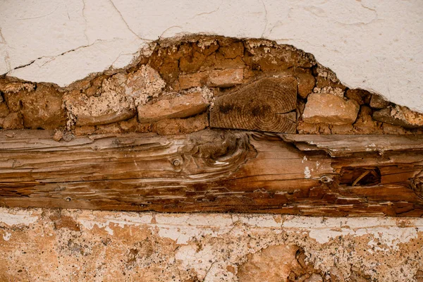 Nahaufnahme der Wand mit Holzbalken und abblätterndem Putz — Stockfoto