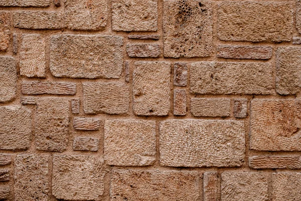 Parte de la pared con hermosa piedra de concha ladrillos de mampostería. Textura de piedras naturales. —  Fotos de Stock