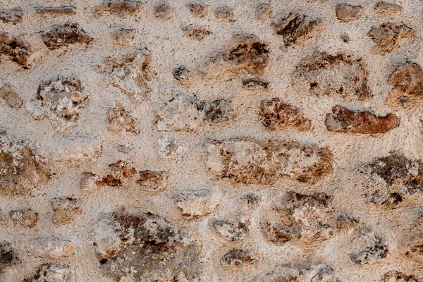 Close-up zicht op oude muur met schelpstenen metselwerk van verschillende vormen. — Stockfoto