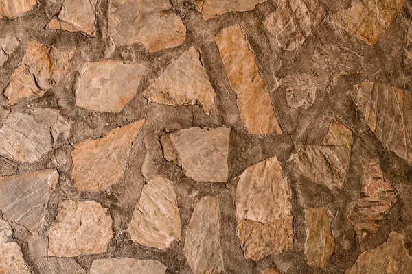 用各种形状的天然石料制成的覆岩墙碎片 — 图库照片