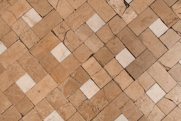 Vista dall'alto di vecchie piastrelle di ceramica multicolore marrone screpolato sulla superficie del pavimento — Foto Stock