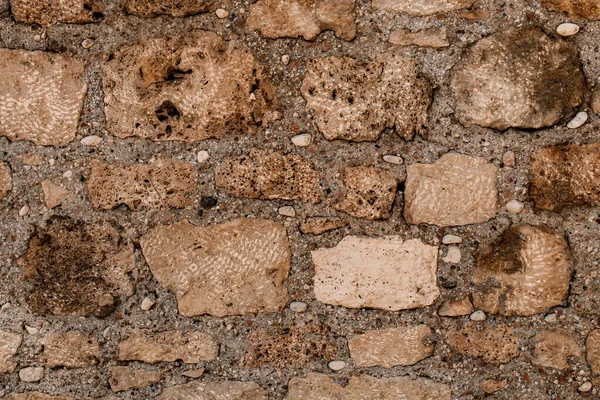 Duvarın farklı şekillerde gözenekli tuğlalardan yapılmış görüntüsü — Stok fotoğraf