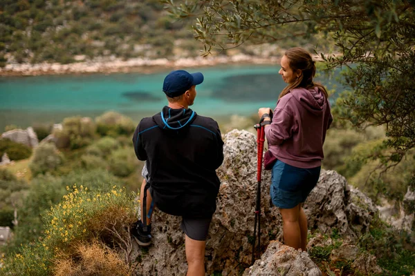 Man en vrouw kijken elkaar aan tegen de achtergrond van prachtig wazig landschap — Stockfoto