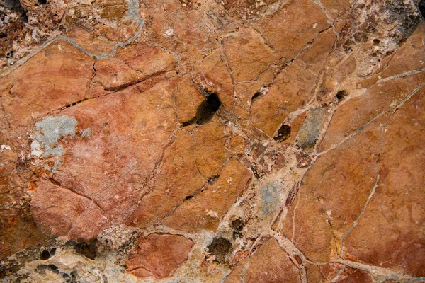 Close-up de pedra natural colorida brilhante com rachaduras na superfície. — Fotografia de Stock