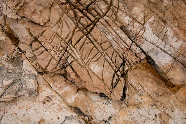 Pedra com rachaduras na superfície. Erosão cria texturas incríveis e padrões em pedra velha — Fotografia de Stock