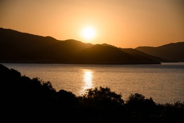 Deniz suyuna yansıyan parlak güneşin muhteşem manzarası..